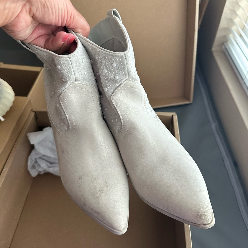 Elegant White Ankle Boots - Picture 4 of 8